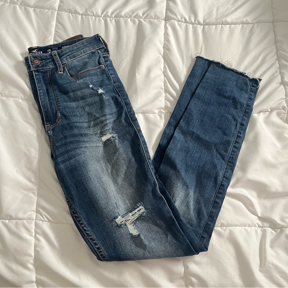 NWOT HOLLISTER ultra high rise medium wash distressed jeans